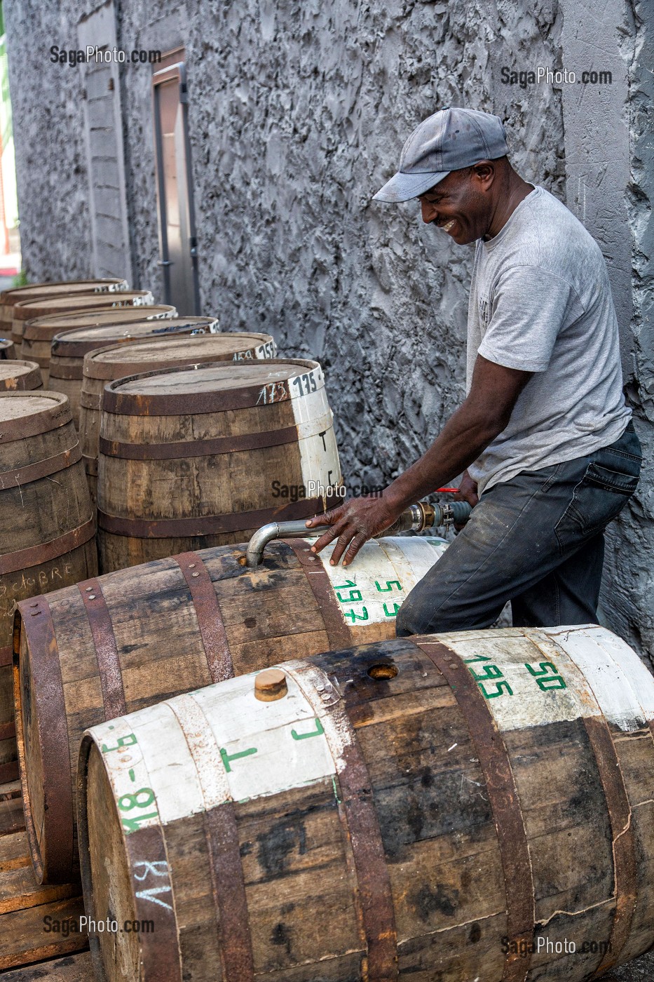 REMPLISSAGE DES TONNEAUX DE RHUM, DISTILLERIE MARTINIQUAISE DES PLANTATIONS SAINT-JAMES, SAINTE-MARIE, MARTINIQUE, ANTILLES FRANCAISES, FRANCE 