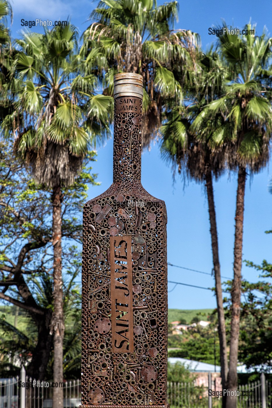 OEUVRE D'ART EN METAL DU BOUTEILLE DE RHUM, DISTILLERIE MARTINIQUAISE DES PLANTATIONS SAINT-JAMES, SAINTE-MARIE, MARTINIQUE, ANTILLES FRANCAISES, FRANCE 