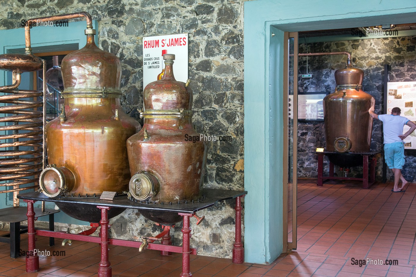 photo de PRESENTATION D'ALAMBIC EN CUIVRE, MAISON DE LA DISTILLATION DU MUSEE DU RHUM photo de PRESENTATION D'ALAMBIC EN CUIVRE, MAISON DE LA DISTILLATION DU MUSEE DU RHUM