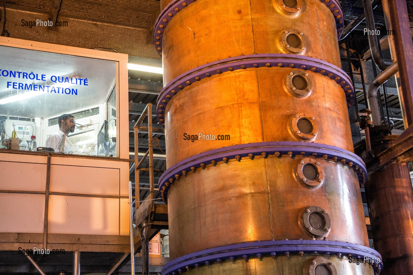 LABORATOIRE DE CONTROLE QUALITE FERMENTATION, COLONNE EN CUIVRE DE DISTILLATION DU RHUM, DISTILLERIE DEPAZ, SAINT-PIERRE, MARTINIQUE, ANTILLES FRANCAISES, FRANCE 