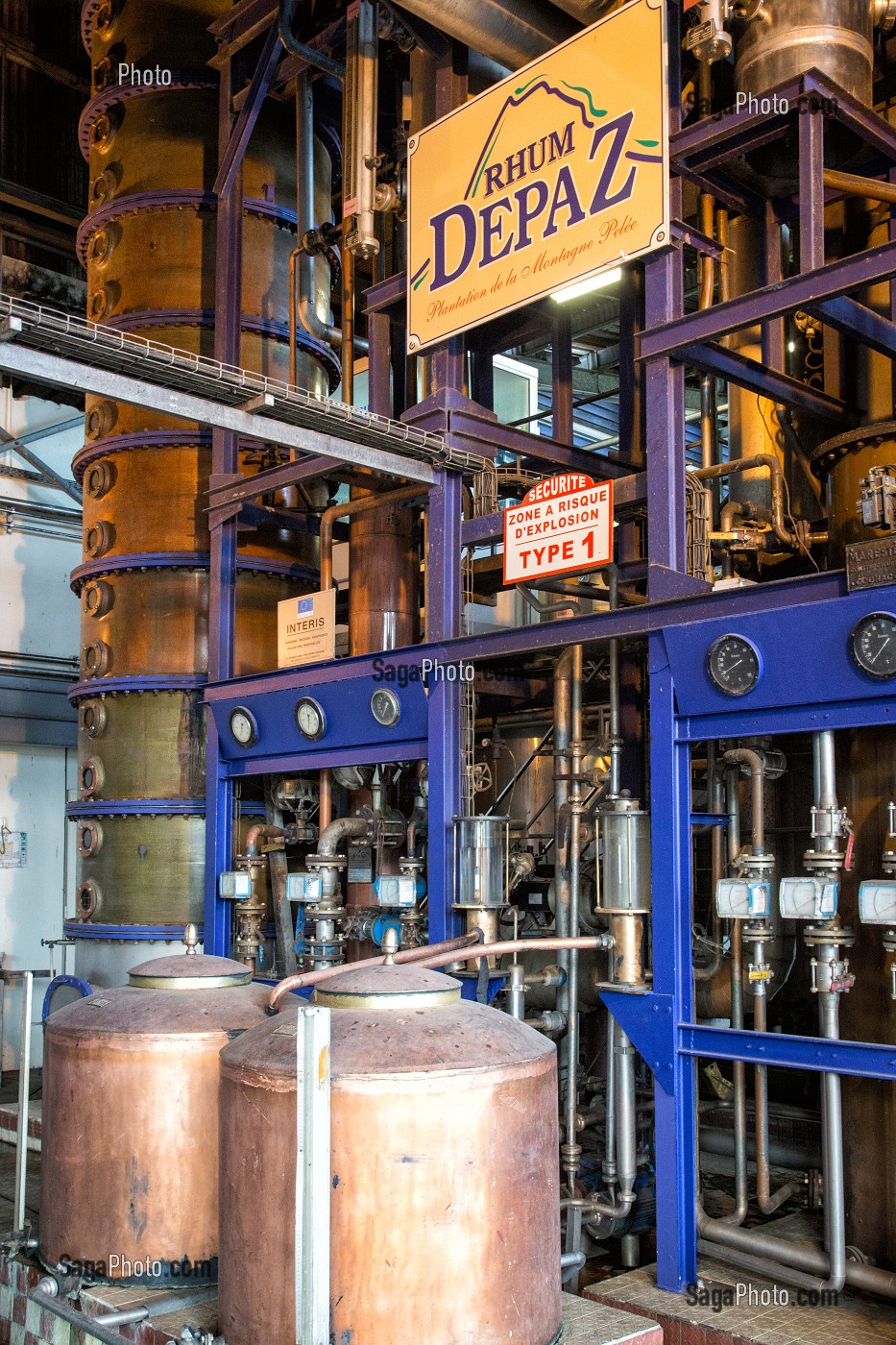 COLONNE DE DISTILLATION DU RHUM, DISTILLERIE DEPAZ, SAINT-PIERRE, MARTINIQUE, ANTILLES FRANCAISES, FRANCE 