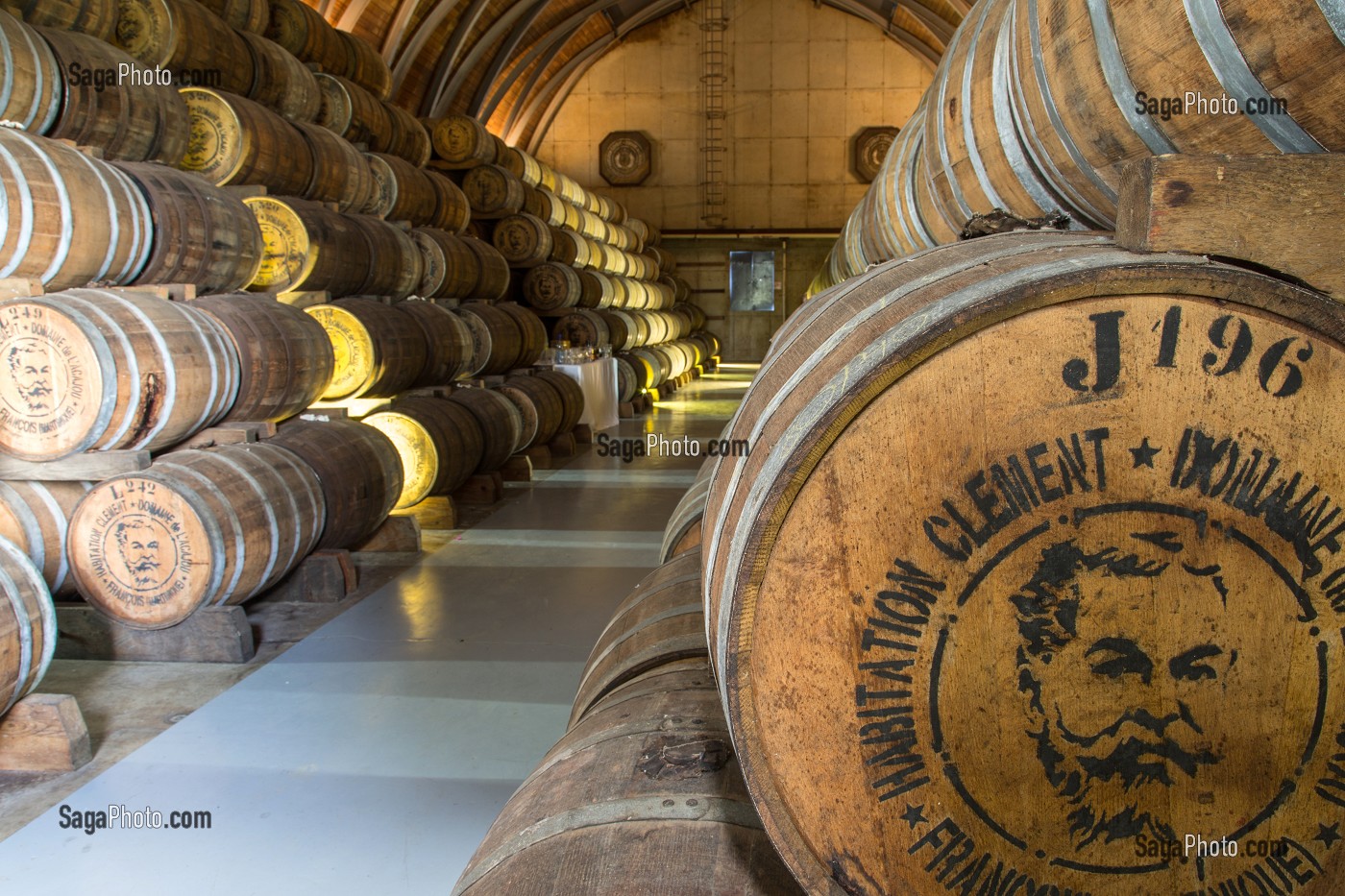 FUT DE RHUM EN CHENE DANS LA CAVE DE VIEILLISSEMENT, HABITATION CLEMENT, DOMAINE DE L'ACAJOU, LE FRANCOIS, MARTINIQUE, ANTILLES FRANCAISES, FRANCE 