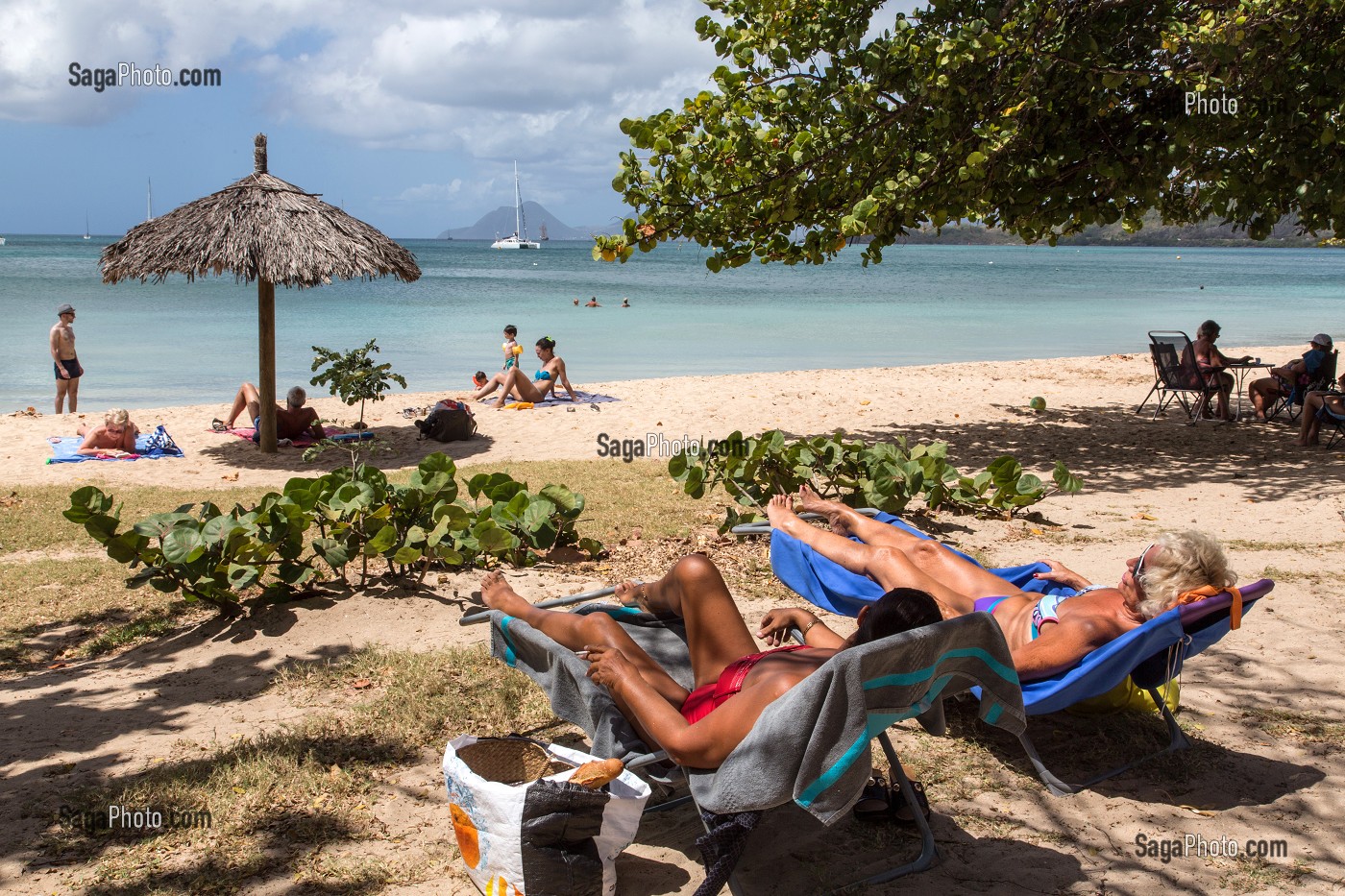 TOURISTES EUROPEENS SUR LA PLAGE DE SABLE FIN, ANSE CARITAN, SAINT-ANNE, MARTINIQUE, ANTILLES FRANCAISES, FRANCE 