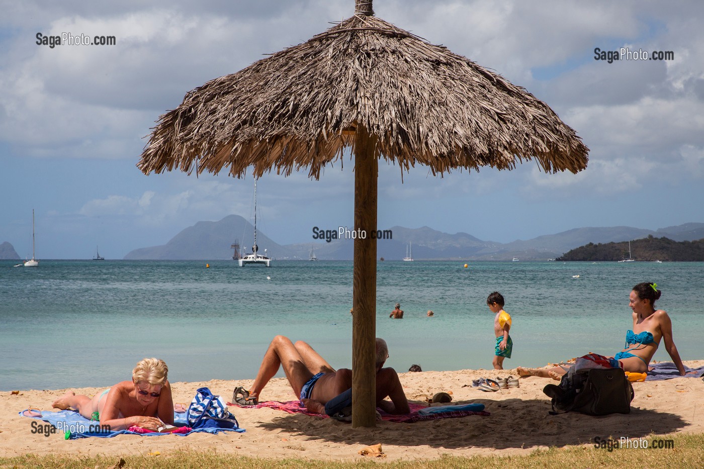 TOURISTES EUROPEENS SUR LA PLAGE DE SABLE FIN, ANSE CARITAN, SAINT-ANNE, MARTINIQUE, ANTILLES FRANCAISES, FRANCE 