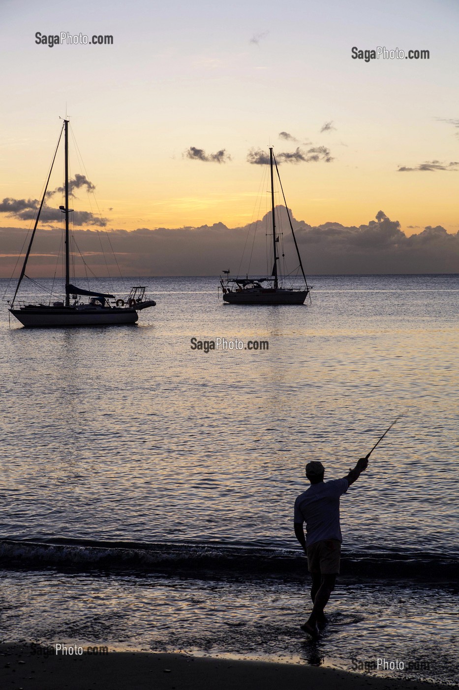 PECHEUR ET BATEAUX DE PLAISANCE SUR FOND DE COUCHER DE SOLEIL, SAINT-PIERRE, MARTINIQUE, ANTILLES FRANCAISES, FRANCE 