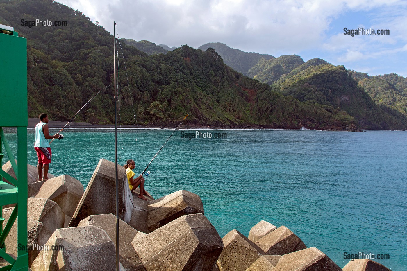 PECHEURS SUR LA DIGUE DU PORT DE GRAND'RIVIERE, MARTINIQUE, ANTILLES FRANCAISES, FRANCE 