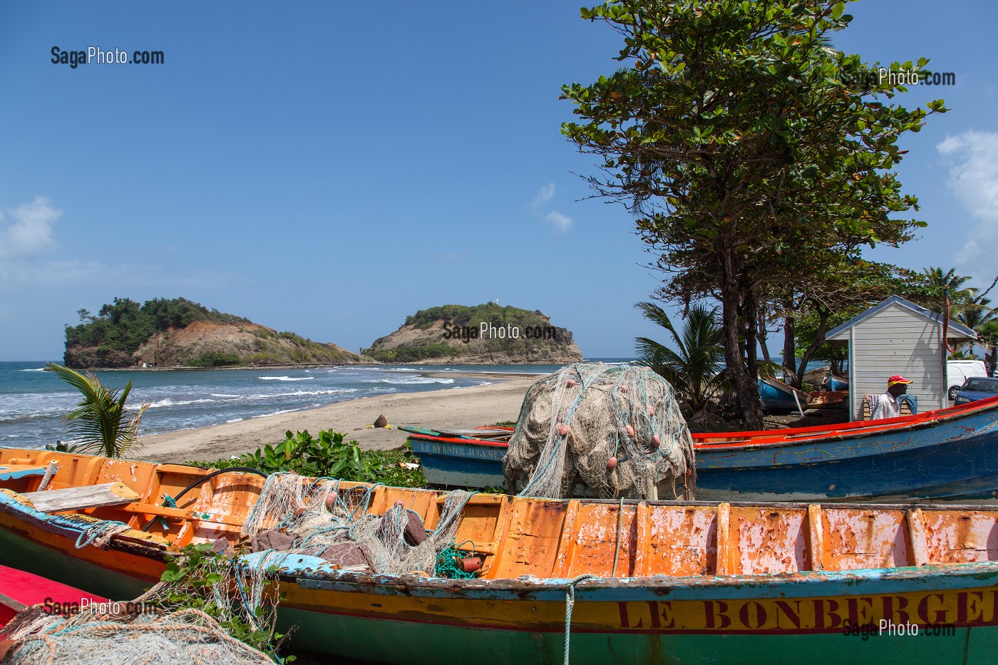 BATEAUX DE PECHEURS DEVANT L'ILET SAINTE-MARIE, PLAGE DE SAINTE-MARIE, MARTINIQUE, ANTILLES FRANCAISES, FRANCE 