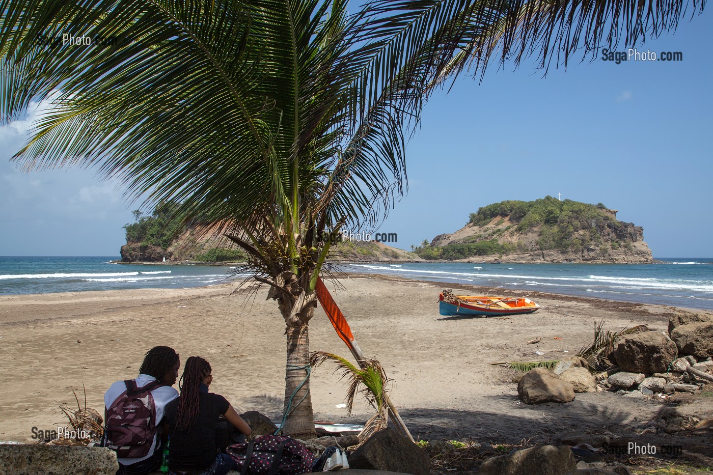 COUPLE SOUS UN PALMIER DEVANT L'ILET SAINTE-MARIE, PLAGE DE SAINTE-MARIE, MARTINIQUE, ANTILLES FRANCAISES, FRANCE 