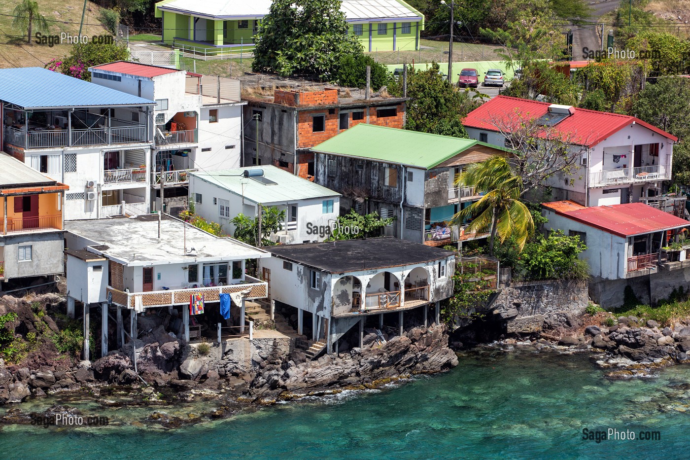 HABITATIONS TRADITIONNELLES EN BORD DE MER, POINTE DES NEGRES, FORT-DE-FRANCE, MARTINIQUE, ANTILLES FRANCAISES, FRANCE 