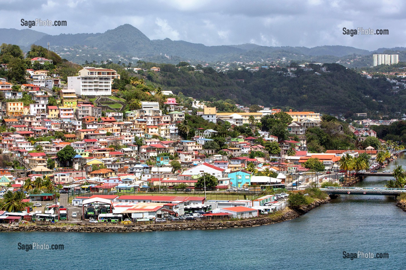HABITATIONS TRADITIONNELLES, MAISONS COLOREES EN BORD DE MER, QUARTIER TEXACO ET CLAIRIERE RIVE DROITE, FORT-DE-FRANCE, MARTINIQUE, ANTILLES FRANCAISES, FRANCE 