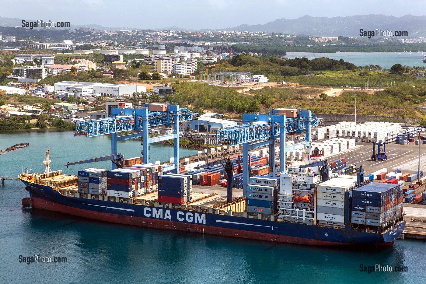 PORT DE COMMERCE ET TERMINAL PORTE-CONTENEUR DE LA POINTE DES GRIVES, FORT-DE-FRANCE, MARTINIQUE, ANTILLES FRANCAISES, FRANCE 