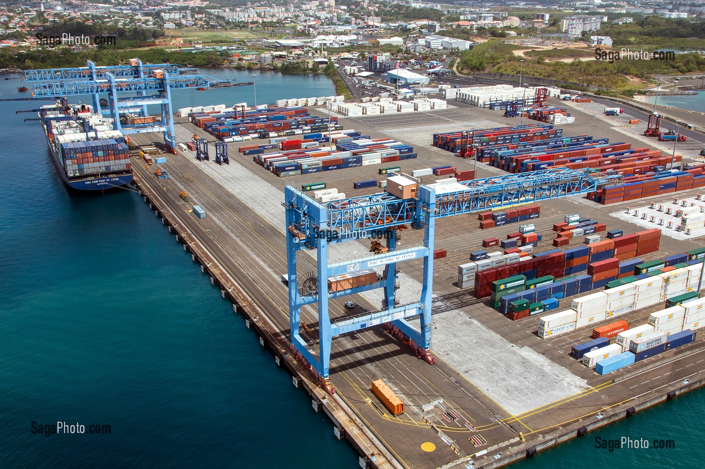 PORT DE COMMERCE ET TERMINAL PORTE-CONTENEUR DE LA POINTE DES GRIVES, FORT-DE-FRANCE, MARTINIQUE, ANTILLES FRANCAISES, FRANCE 