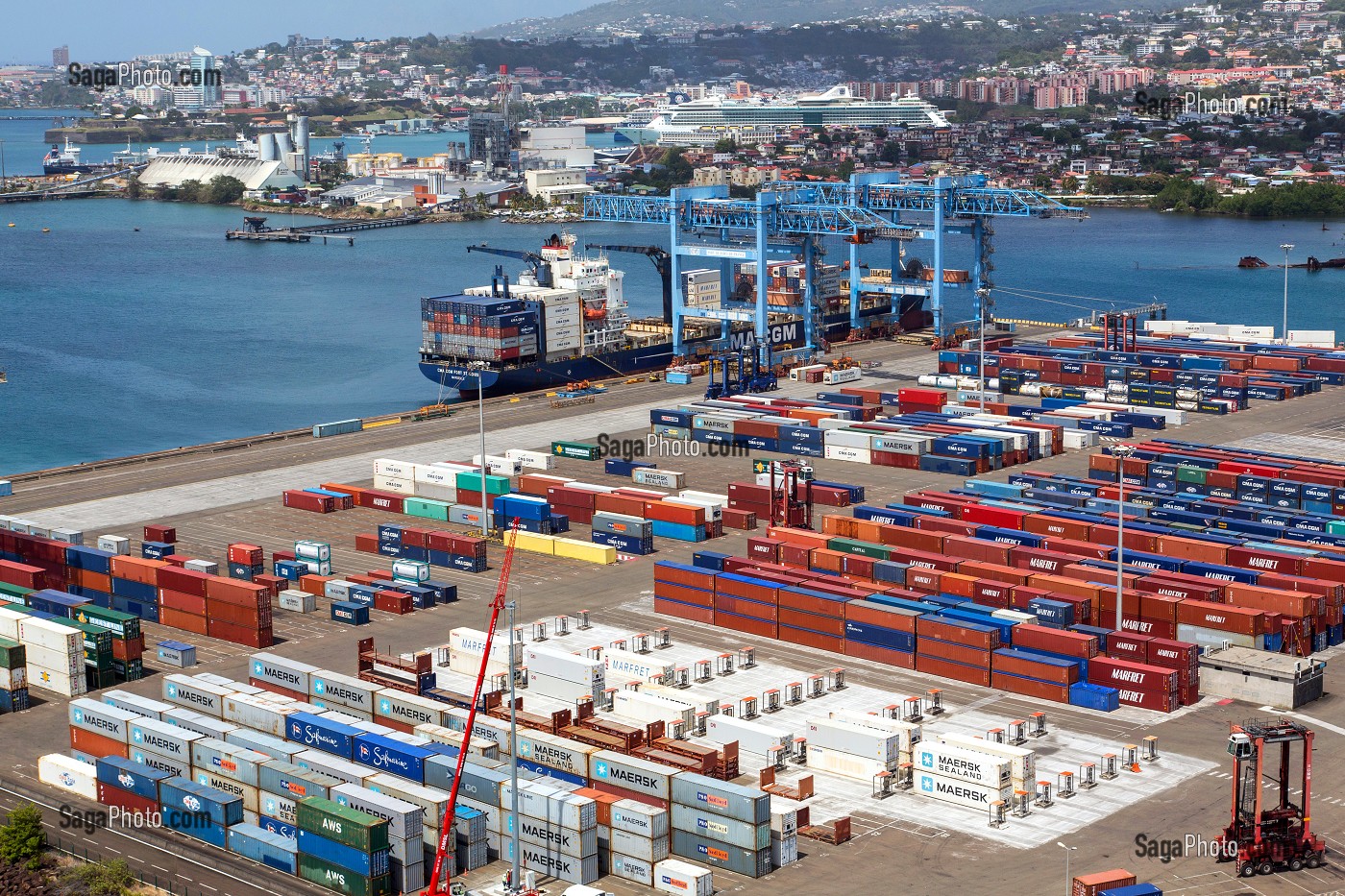 PORT DE COMMERCE ET TERMINAL PORTE-CONTENEUR DE LA POINTE DES GRIVES, FORT-DE-FRANCE, MARTINIQUE, ANTILLES FRANCAISES, FRANCE 