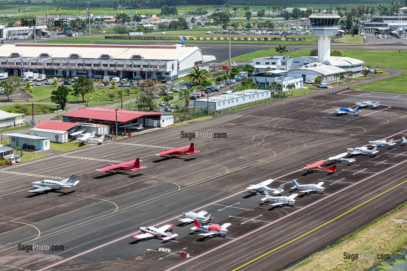JETS PRIVES EN PETITS AVIONS DEVANT LA TOUR DE CONTROLE, AEROPORT INTERNATIONAL AIME CESAIRE, LE LAMENTIN, FORT-DE-FRANCE, MARTINIQUE, ANTILLES FRANCAISES, FRANCE 