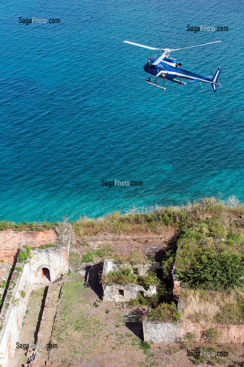 HELICOPTERE DE LA GENDARMERIE EN SURVEILLANCE MARITIME AU-DESSUS DE L'LET RAMIER, MARTINIQUE, ANTILLES FRANCAISES, FRANCE 