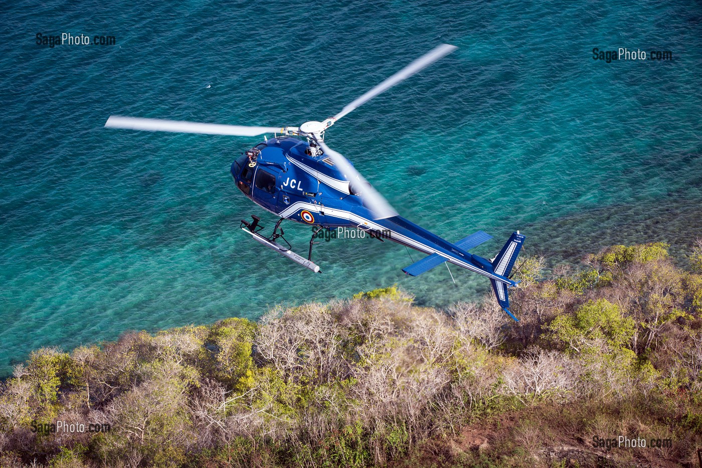 HELICOPTERE DE LA GENDARMERIE EN SURVEILLANCE MARITIME AU-DESSUS DE L'LET RAMIER, MARTINIQUE, ANTILLES FRANCAISES, FRANCE 