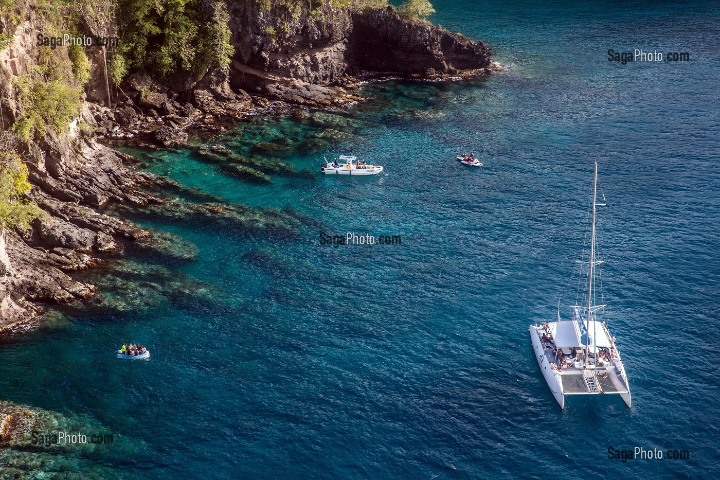 BATEAU DE PLONGEE ET CATAMARAN DANS LES EAUX TRANSPARENTES, LES ANSES-D‘ARLET, MARTINIQUE, ANTILLES FRANCAISES, FRANCE 