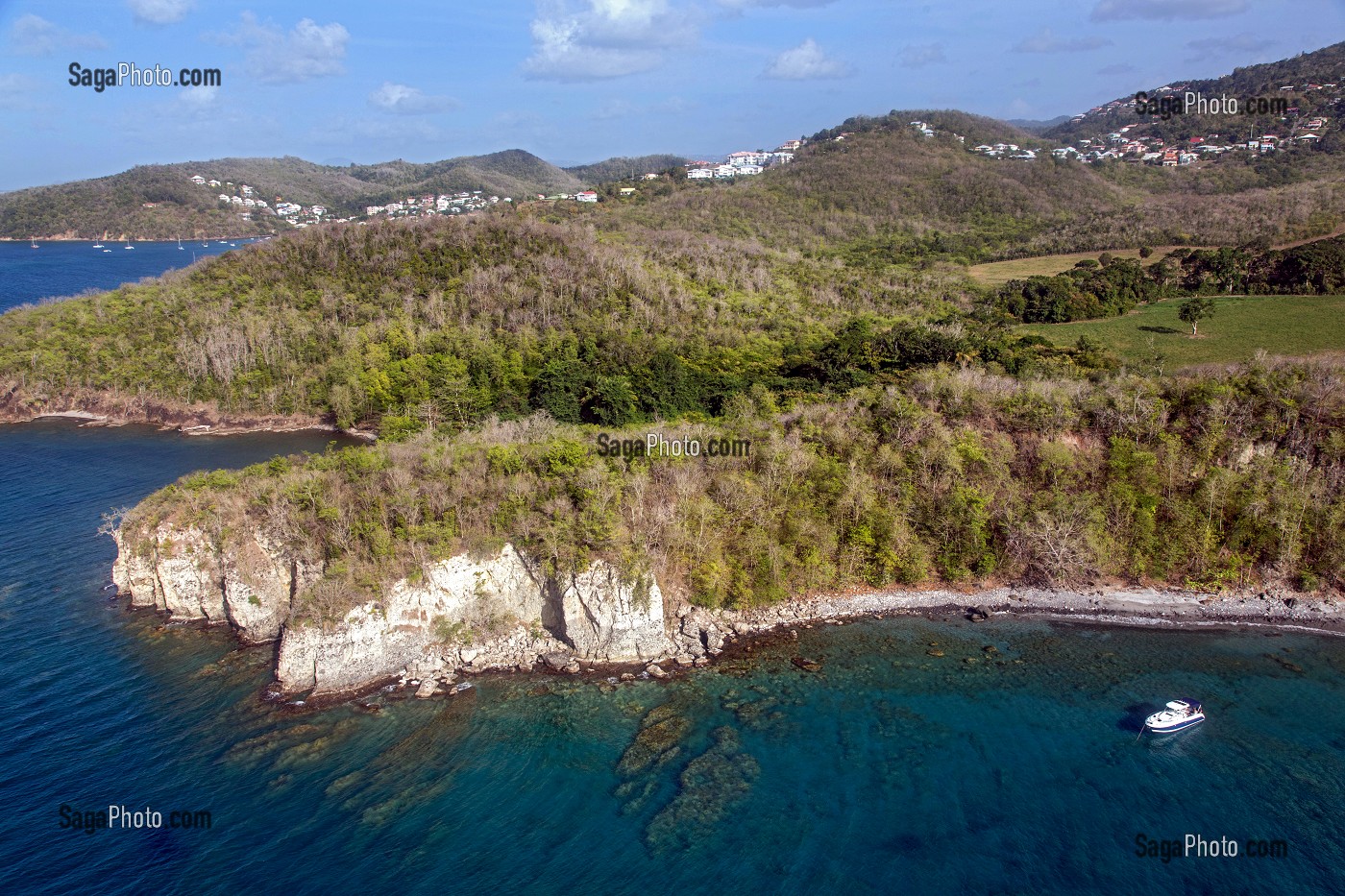 BATEAU DE PLONGEE SUR LES EAUX TRANSPARENTES, LES ANSES-D‘ARLET, MARTINIQUE, ANTILLES FRANCAISES, FRANCE 