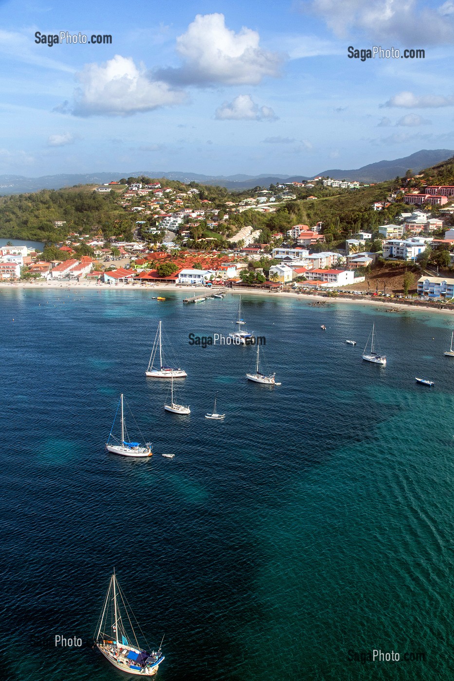 BATEAUX DE PLAISANCE ET BORDS DE MER DE L'ANSE MITAN, LES TROIS ILETS, MARTINIQUE, ANTILLES FRANCAISES, FRANCE 