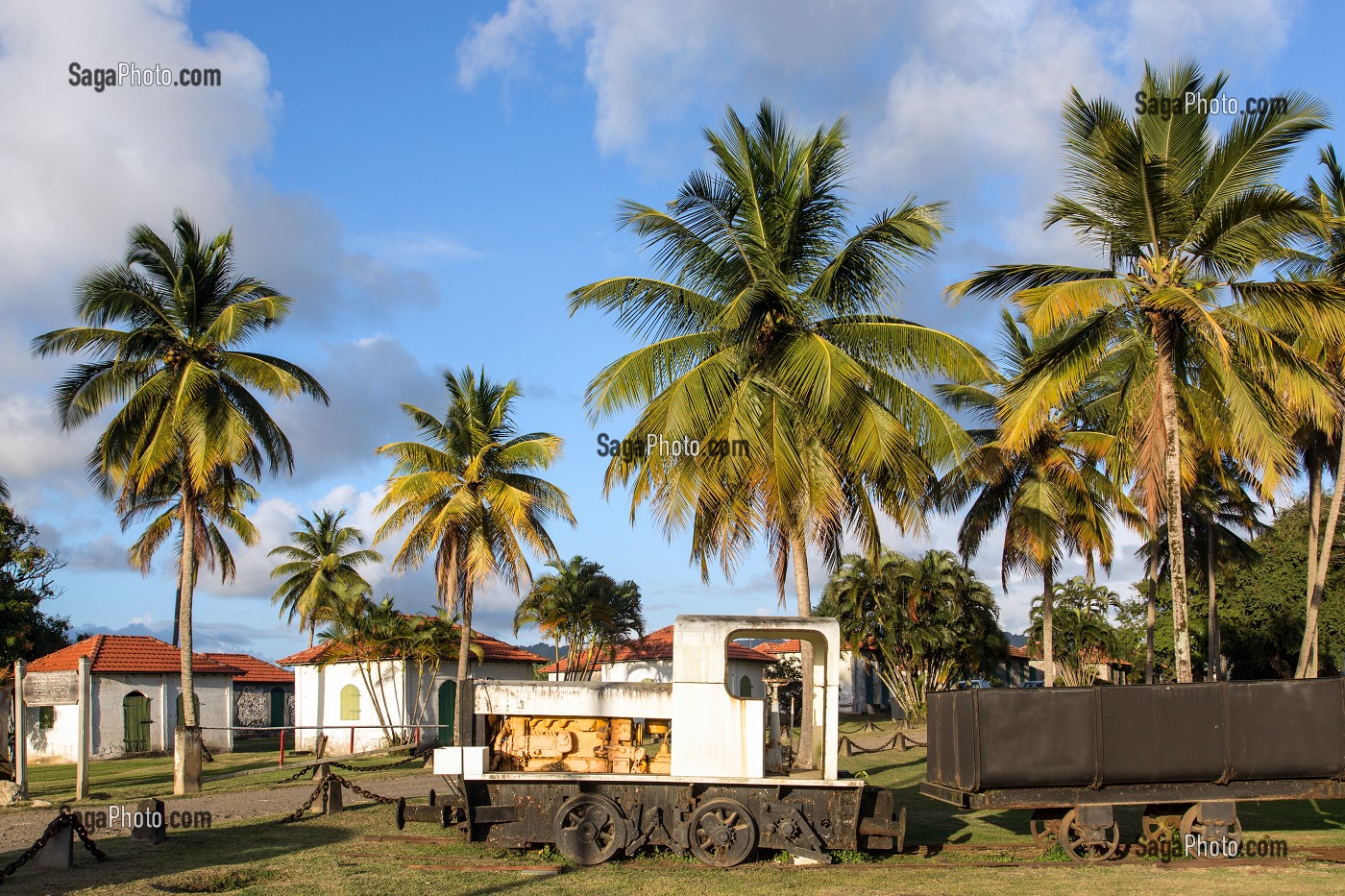 TRAIN POUR LA RECOLTE DE LA CANNE A SUCRE UTILISE DU TEMPS DE L'ESCLAVAGE, MAISONS CABANES D'ESCLAVES ENCORE HABITEES, GAIGNERON, LE LAMENTIN, MARTINIQUE, ANTILLES FRANCAISES, FRANCE 