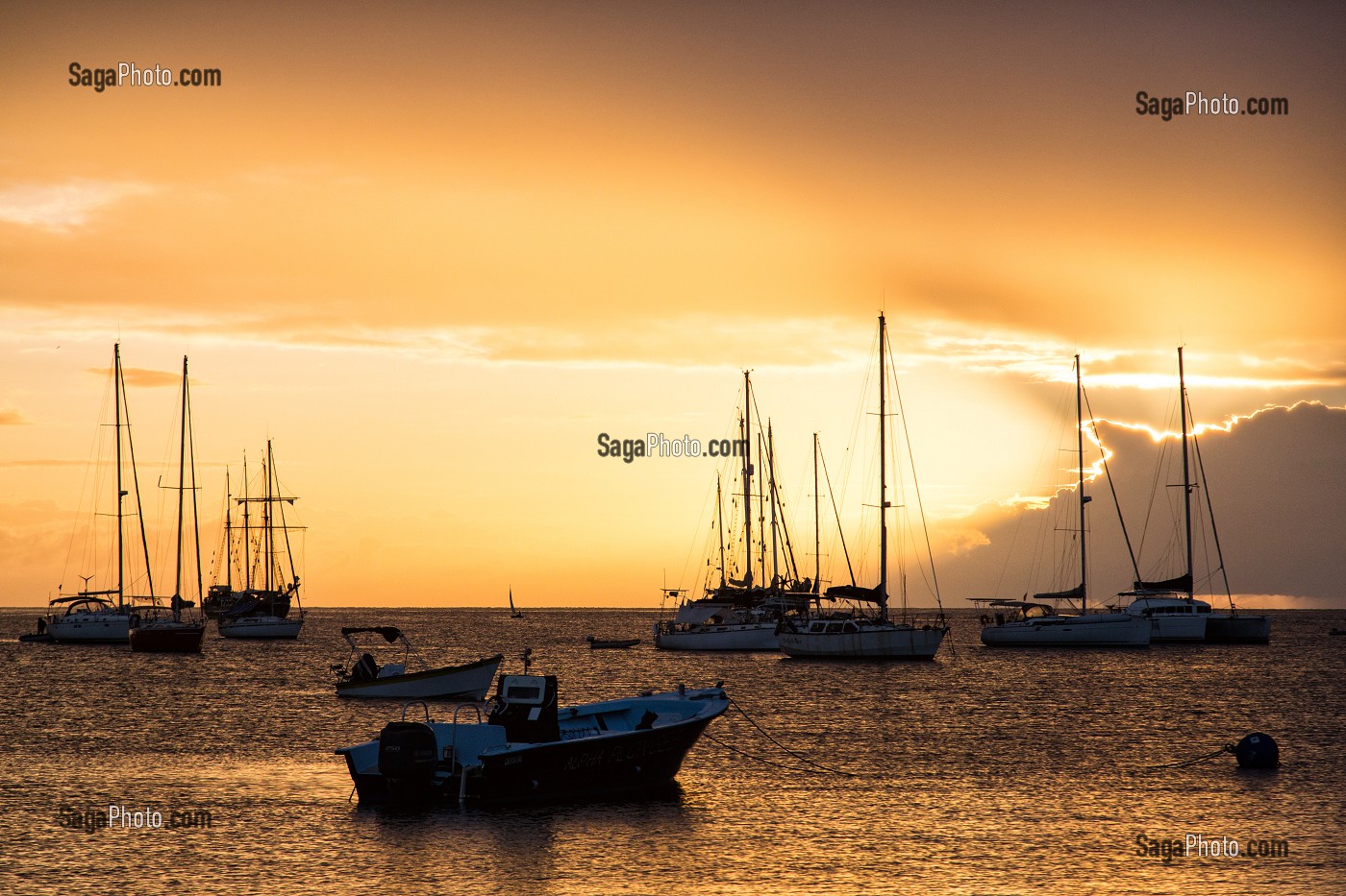 COUCHER DE SOLEIL SUR LES BATEAUX DE LA GRANDE ANSE D'ARLET, LES-ANSES-D'ARLET, MARTINIQUE, ANTILLES FRANCAISES, FRANCE 