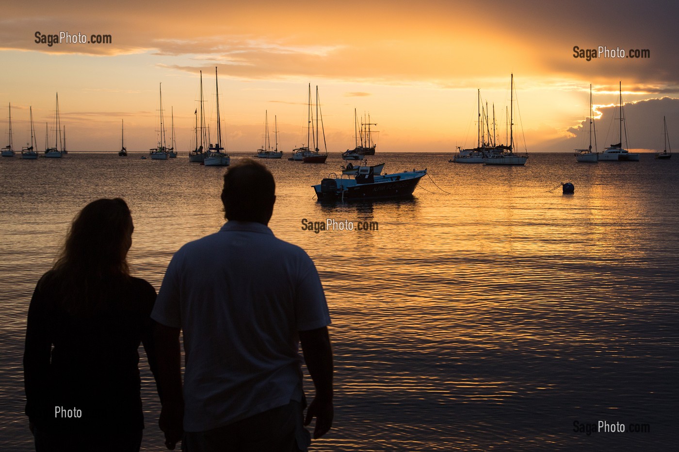 COUPLE AU BORD DE L'EAU AU COUCHER DE SOLEIL, GRANDE ANSE D'ARLET, LES-ANSES-D'ARLET, MARTINIQUE, ANTILLES FRANCAISES, FRANCE 