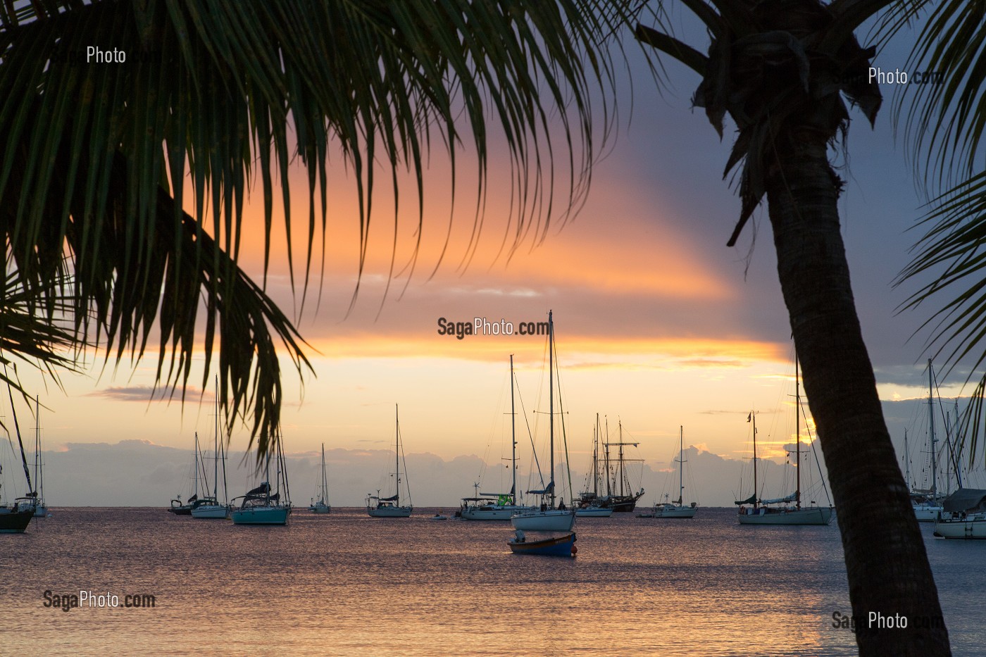 COUCHER DE SOLEIL SUR LES BATEAUX DE LA GRANDE ANSE D'ARLET, LES-ANSES-D'ARLET, MARTINIQUE, ANTILLES FRANCAISES, FRANCE 