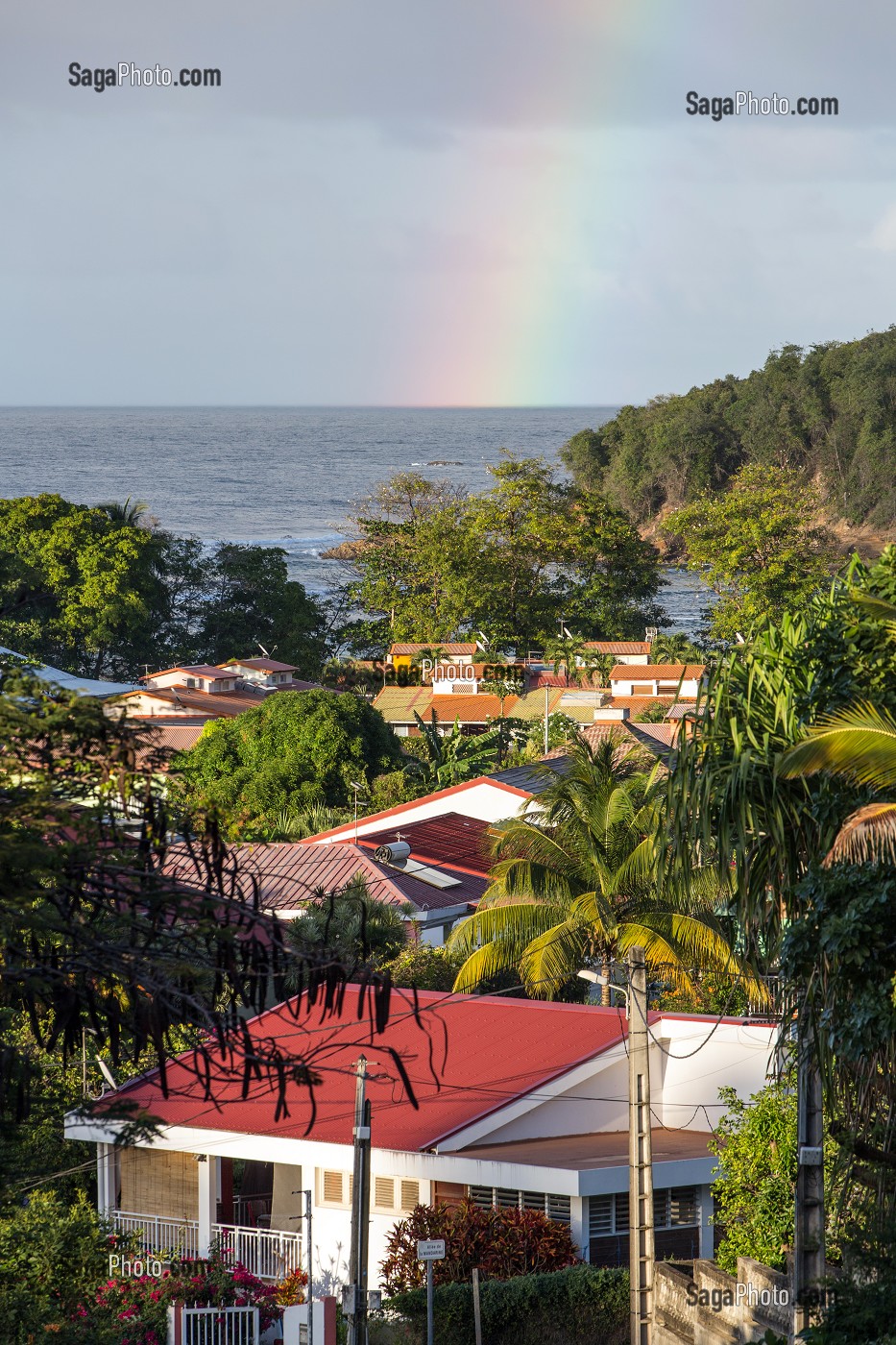 ARC EN CIEL, VILLAGE DE TARTANE, ANSE L'ETANG, LA TRINITE, PRESQU'ILE DE LA CARAVELLE, MARTINIQUE, ANTILLES FRANCAISES, FRANCE 