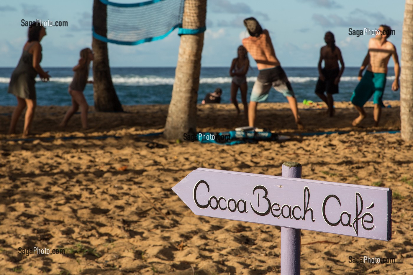 JEU DE PLAGE AU COCO BEACH CAFE, TARTANE, ANSE L'ETANG, LA TRINITE, PRESQU'ILE DE LA CARAVELLE, MARTINIQUE, ANTILLES FRANCAISES, FRANCE 