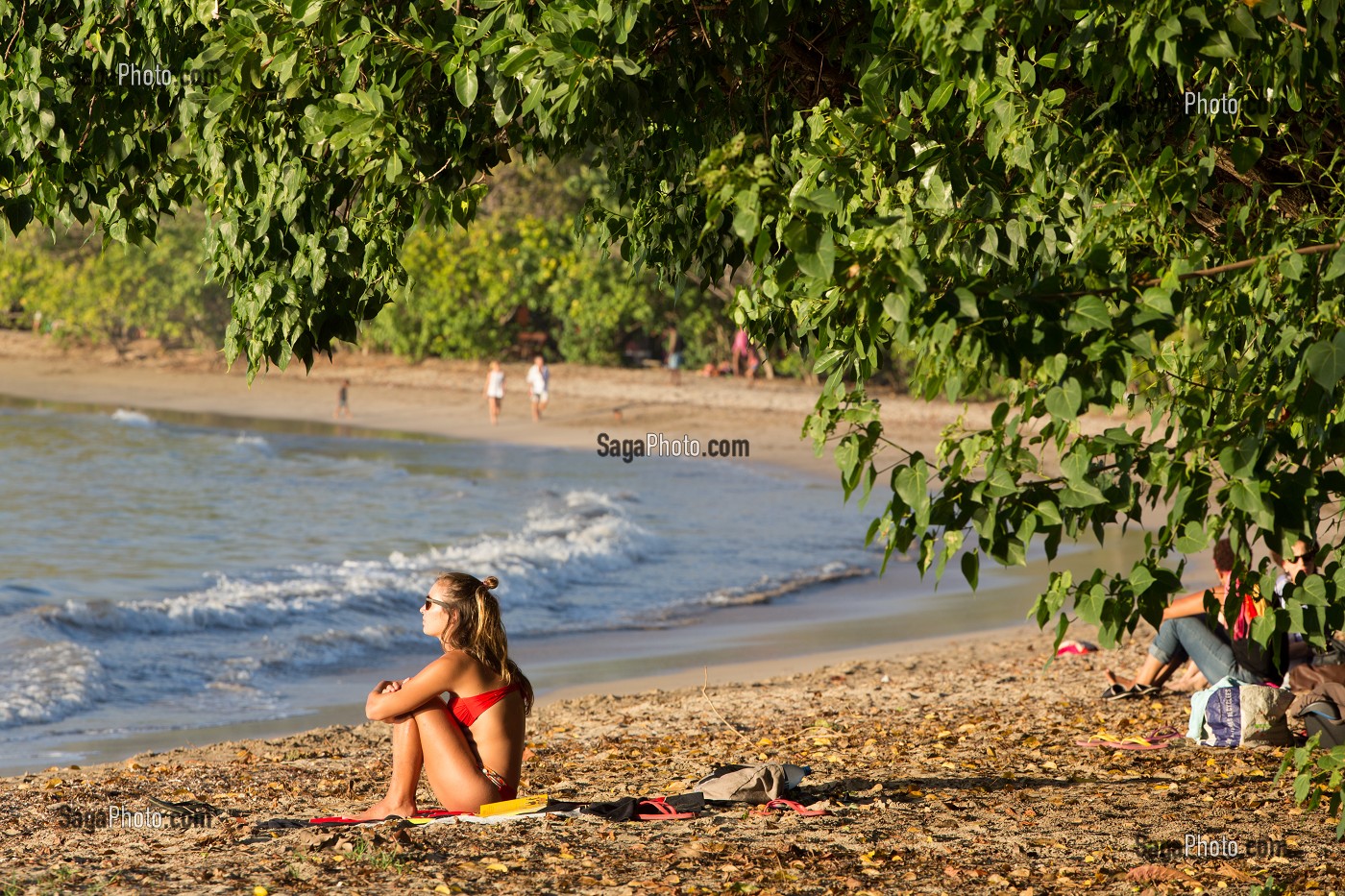 JEUNE FILLE, PLAGE DE LA BRECHE, TARTANE, LA TRINITE, PRESQU'ILE DE LA CARAVELLE, MARTINIQUE, ANTILLES FRANCAISES, FRANCE 