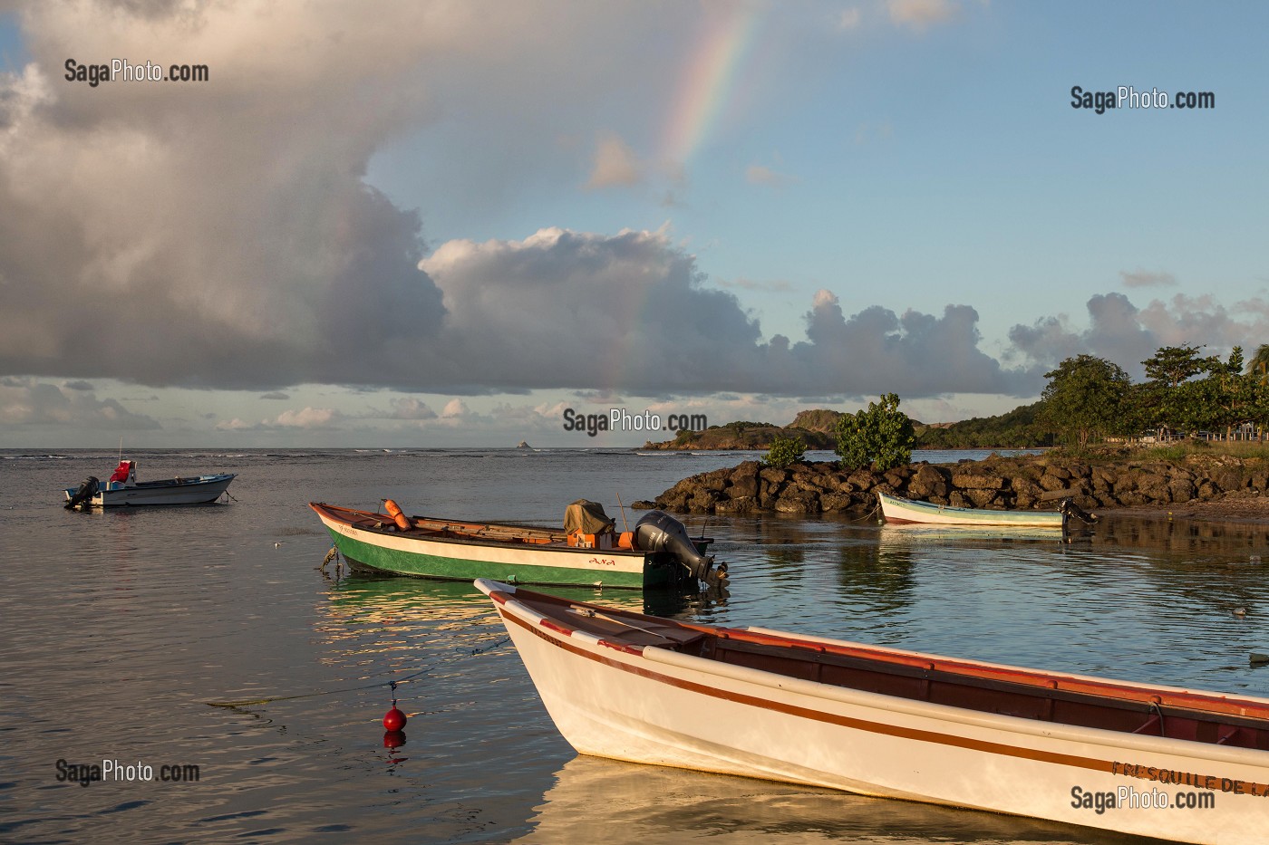 BATEAUX DE PECHEUR AVEC UN ARC-EN-CIEL, TARTANE, LA TRINITE, PRESQU'ILE DE LA CARAVELLE, MARTINIQUE, ANTILLES FRANCAISES, FRANCE 