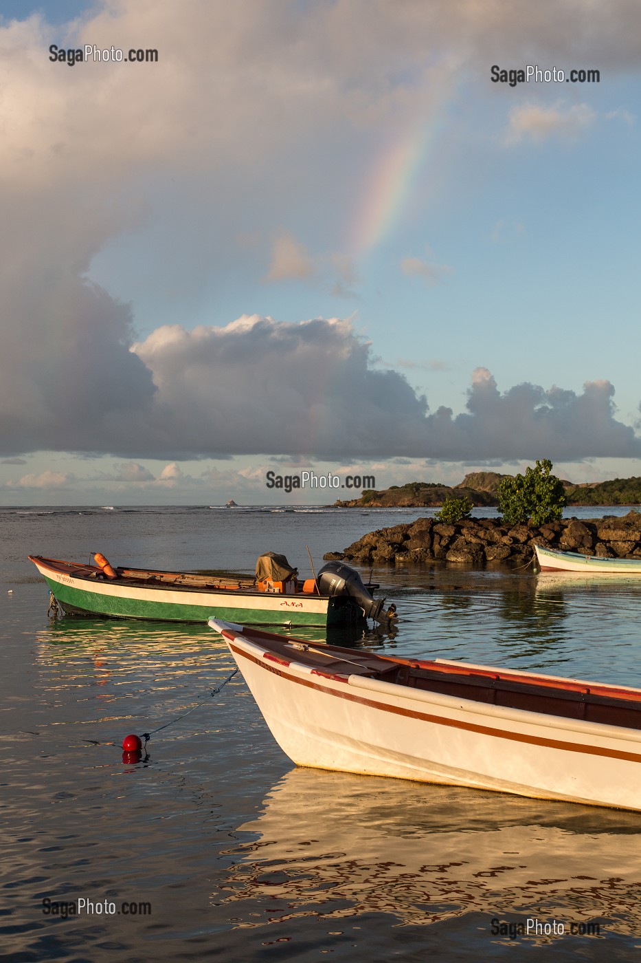 BATEAUX DE PECHEUR AVEC UN ARC-EN-CIEL, TARTANE, LA TRINITE, PRESQU'ILE DE LA CARAVELLE, MARTINIQUE, ANTILLES FRANCAISES, FRANCE 