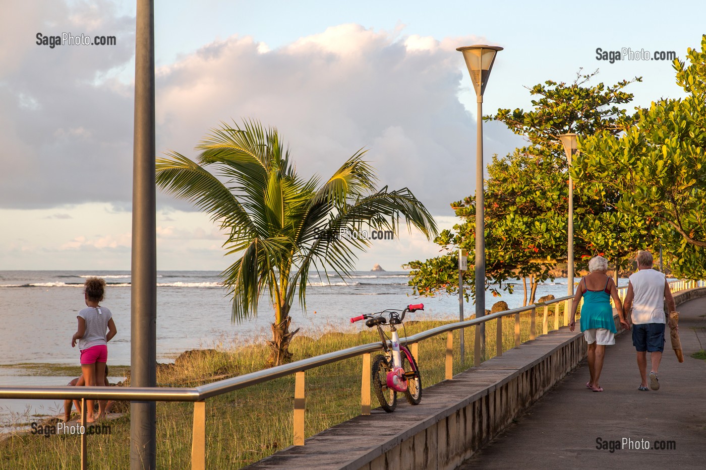 ENFANTS ET COUPLE DU TROISIEME AGE, PROMENADE EN BORD DE MER, TARTANE, LA TRINITE, PRESQU'ILE DE LA CARAVELLE, MARTINIQUE, ANTILLES FRANCAISES, FRANCE 