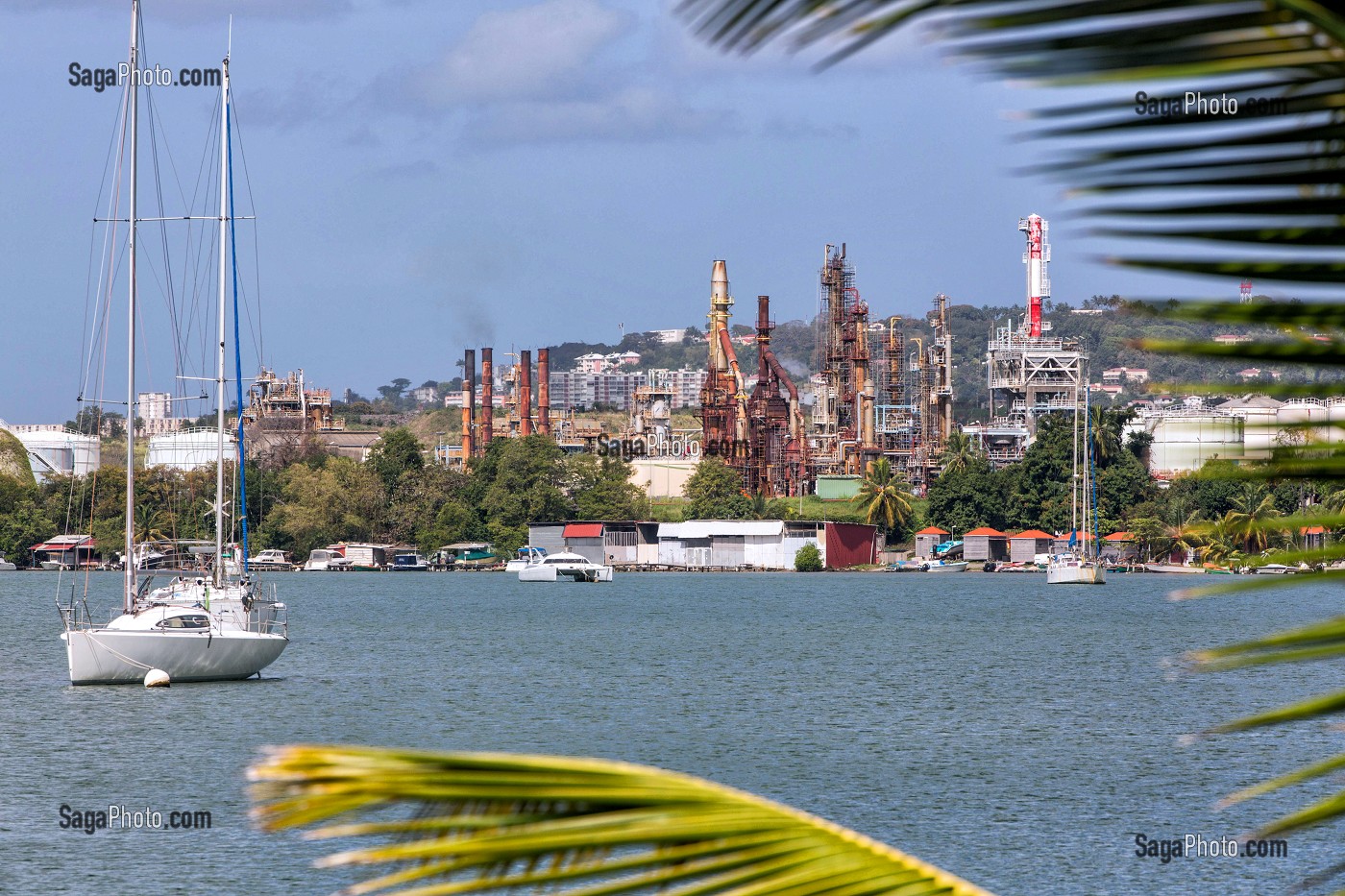 BATEAU DE PLAISANCE DEVANT LA RAFFINERIE DE PETROLE DES ANTILLES (SARA), LE LAMENTIN, MARTINIQUE, ANTILLES FRANCAISES, FRANCE 