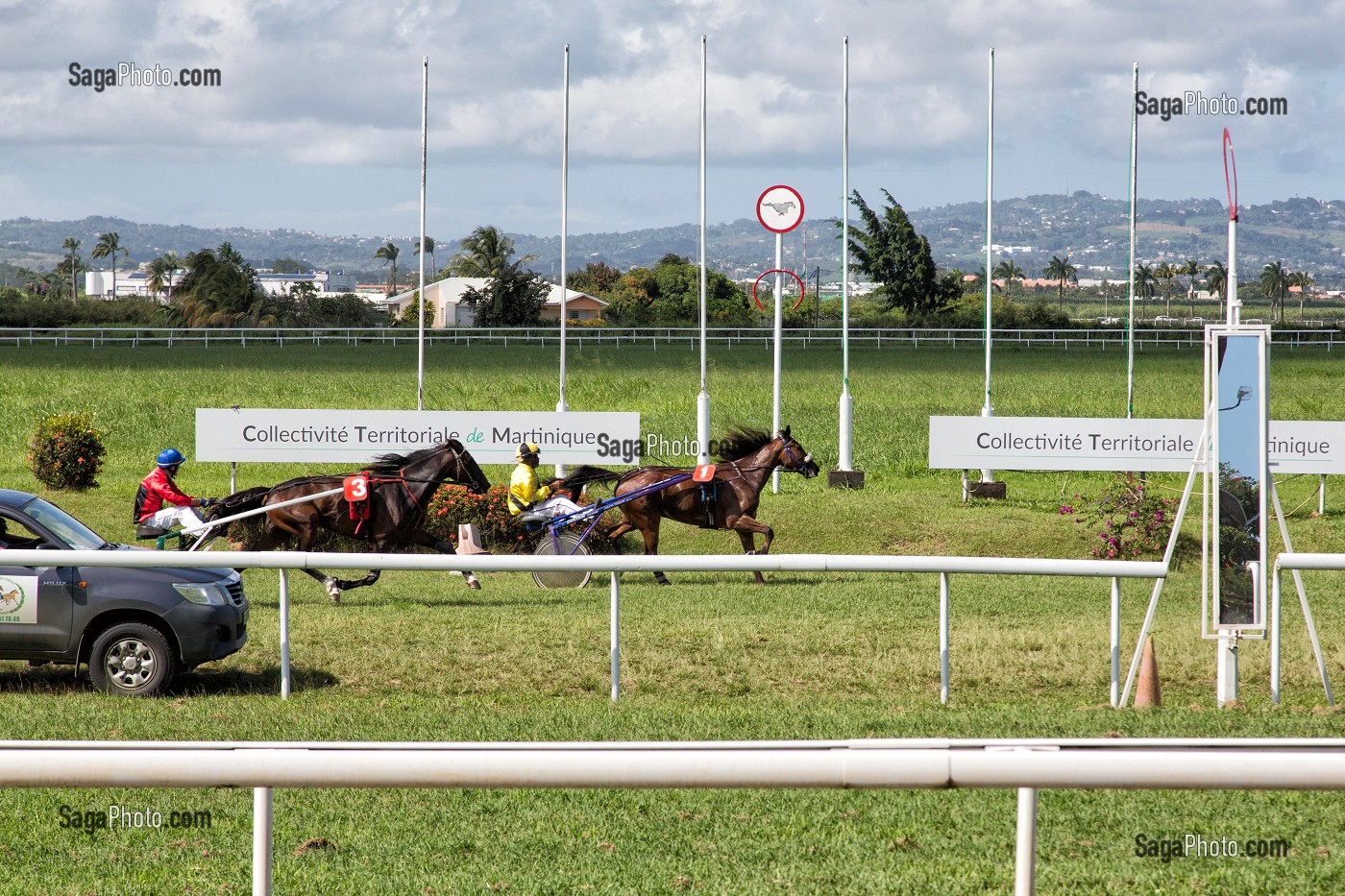 ARRIVEE D'UNE COURSE DE TROT ATTELE, PHOTO FINISH DES CHEVAUX, HIPPODROME DEPARTEMENTAL DE CARRERE, LE LAMENTIN, MARTINIQUE, ANTILLES FRANCAISES, FRANCE 