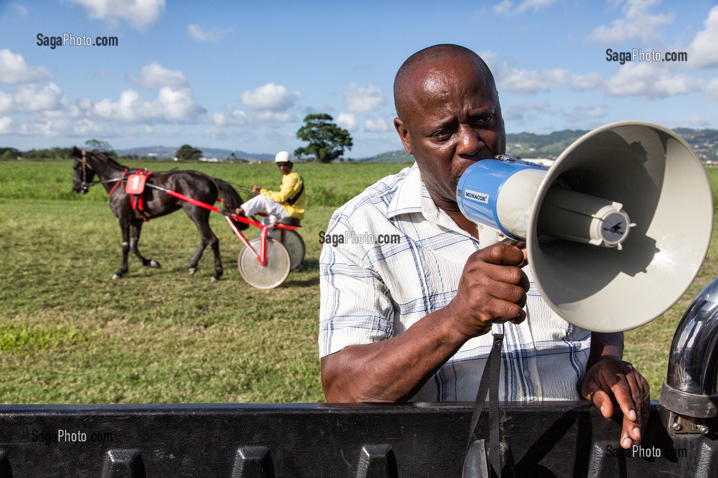 STARTER AVEC SON MEGAPHONE POUR METTRE LES CHEVAUX SOUS LES ORDRES AVANT LE DEBUT DE LA COURSE, HIPPODROME DEPARTEMENTAL DE CARRERE, LE LAMENTIN, MARTINIQUE, ANTILLES FRANCAISES, FRANCE 