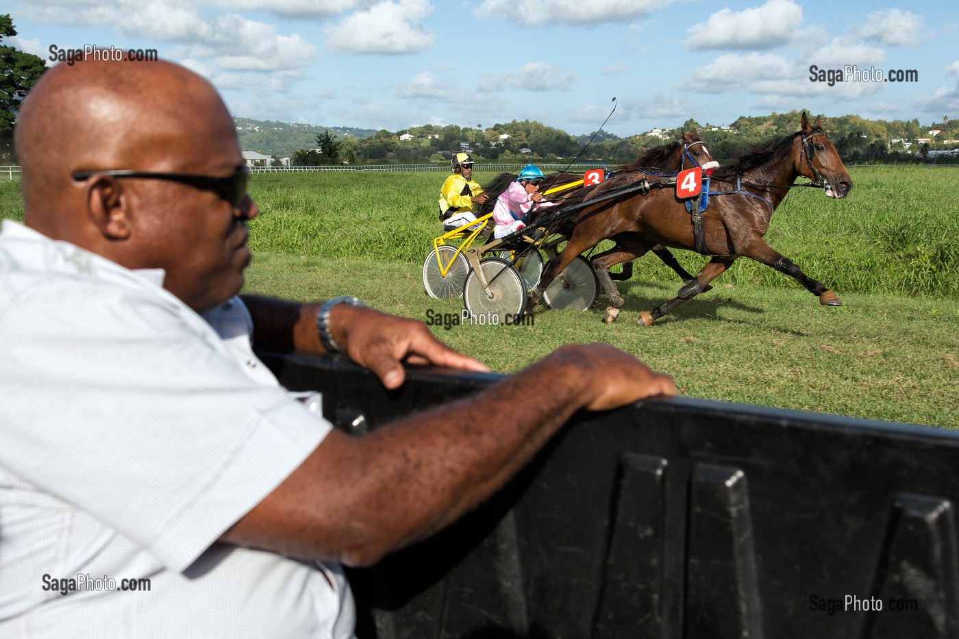 COMMISSAIRE DE COURSE DANS LA VOITURE, SURVEILLANCE DES ALLURES DES CHEVAUX ET DE LA REGULARITE DES CONCURRENTS, HIPPODROME DEPARTEMENTAL DE CARRERE, LE LAMENTIN, MARTINIQUE, ANTILLES FRANCAISES, FRANCE 