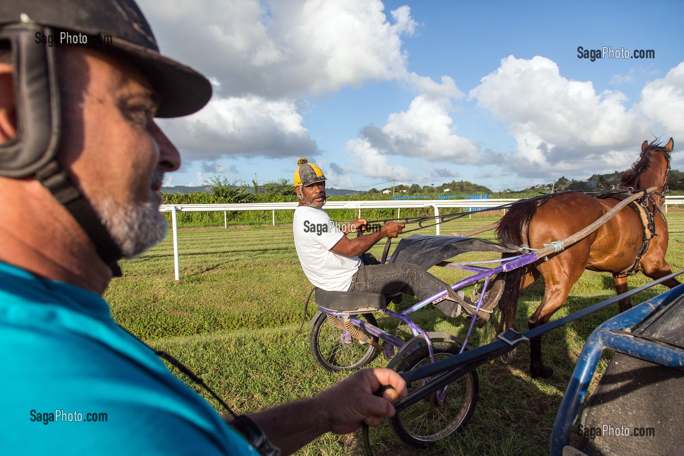 JOCKEYS A L'ENTRAINEMENT DES CHEVAUX AU TROT ATTELE, HIPPODROME DEPARTEMENTAL DE CARRERE, LE LAMENTIN, MARTINIQUE, ANTILLES FRANCAISES, FRANCE 