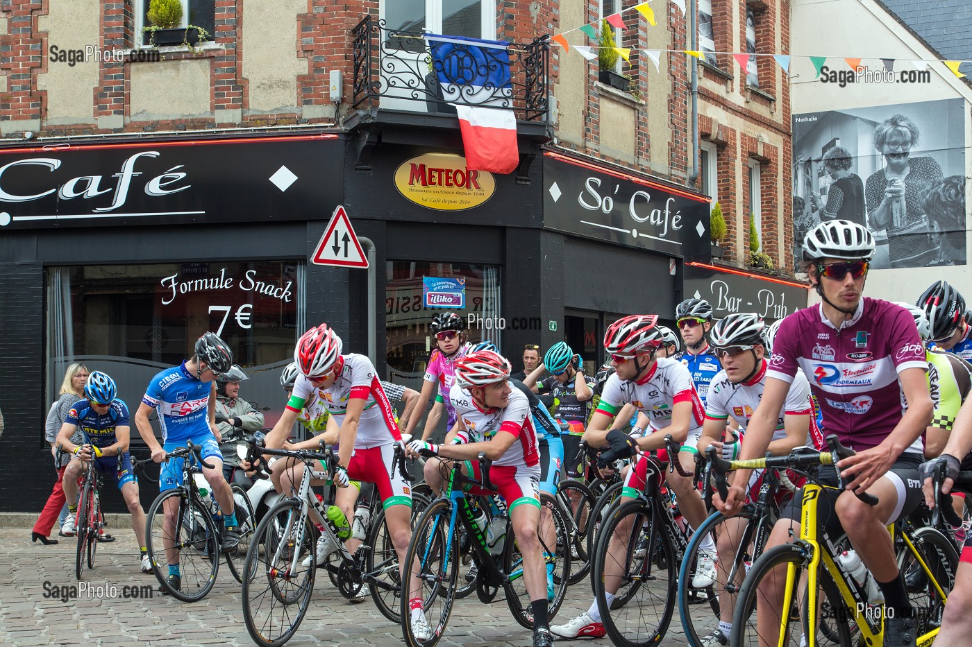 COUREURS AU DEPART DE LA COURSE CYCLISTE DE LA FETE DU VILLAGE, FESTIVAL RUGL'ART, RUGLES (27), FRANCE 