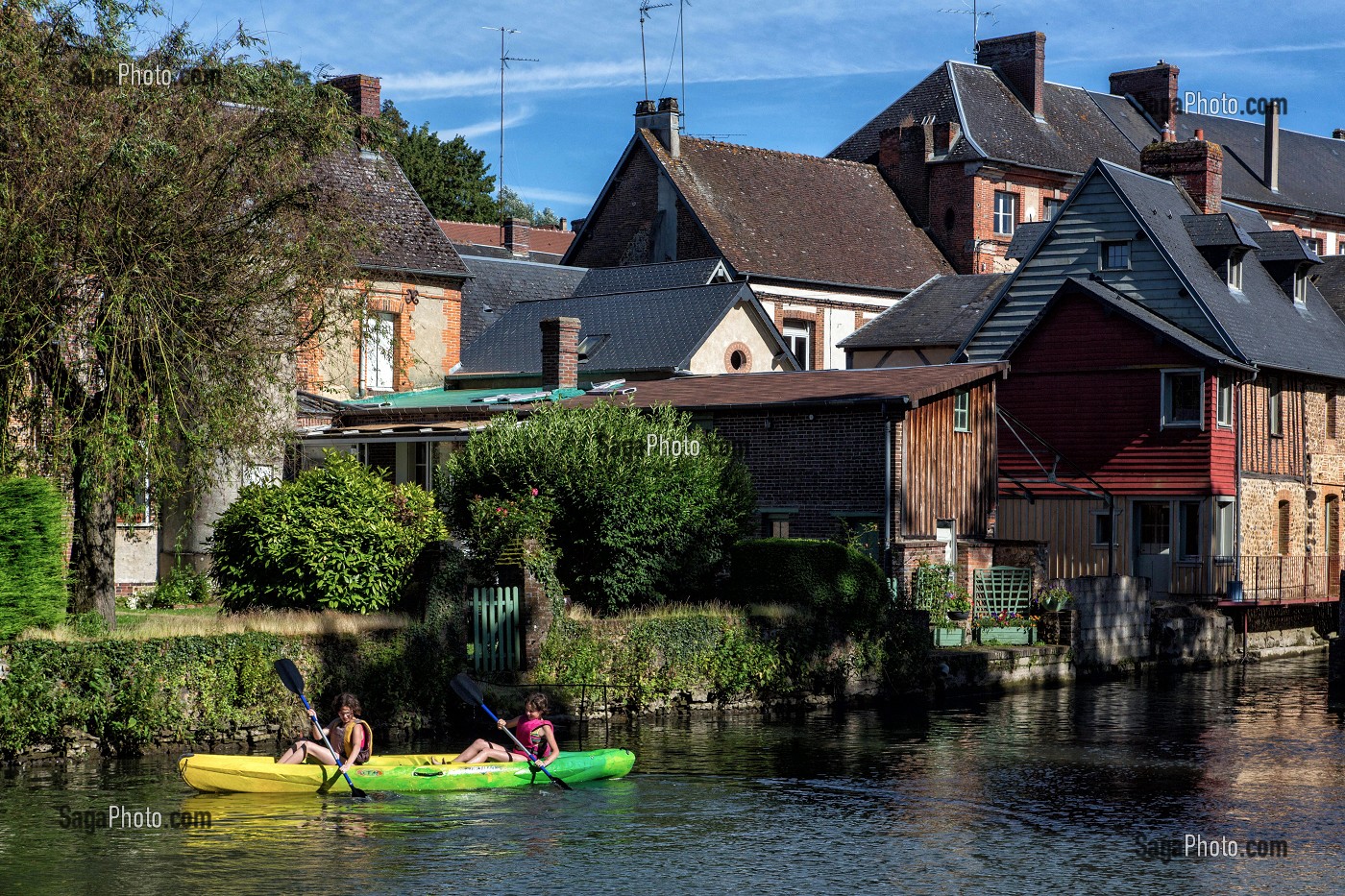 ADOLESCENT, DESCENTE DE RIVIERE EN CANOE SUR LA RISLE, RUGLES (27), FRANCE 