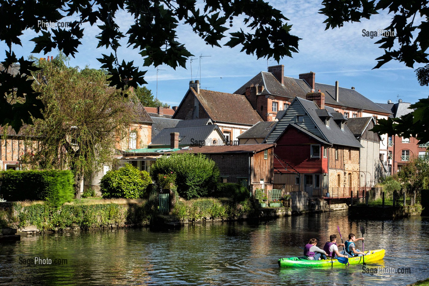 ADOLESCENT, DESCENTE DE RIVIERE EN CANOE SUR LA RISLE, RUGLES (27), FRANCE 