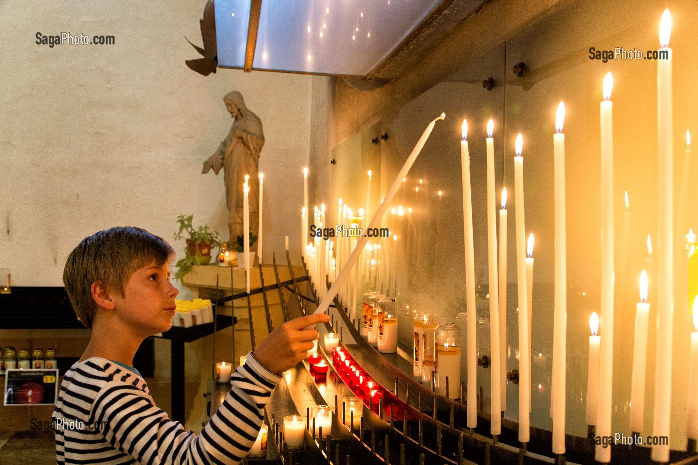 ENFANT ALLUMANT UN CIERGE, BASILIQUE DU SACRE COEUR, PARAY-LE-MONIAL (71), FRANCE 