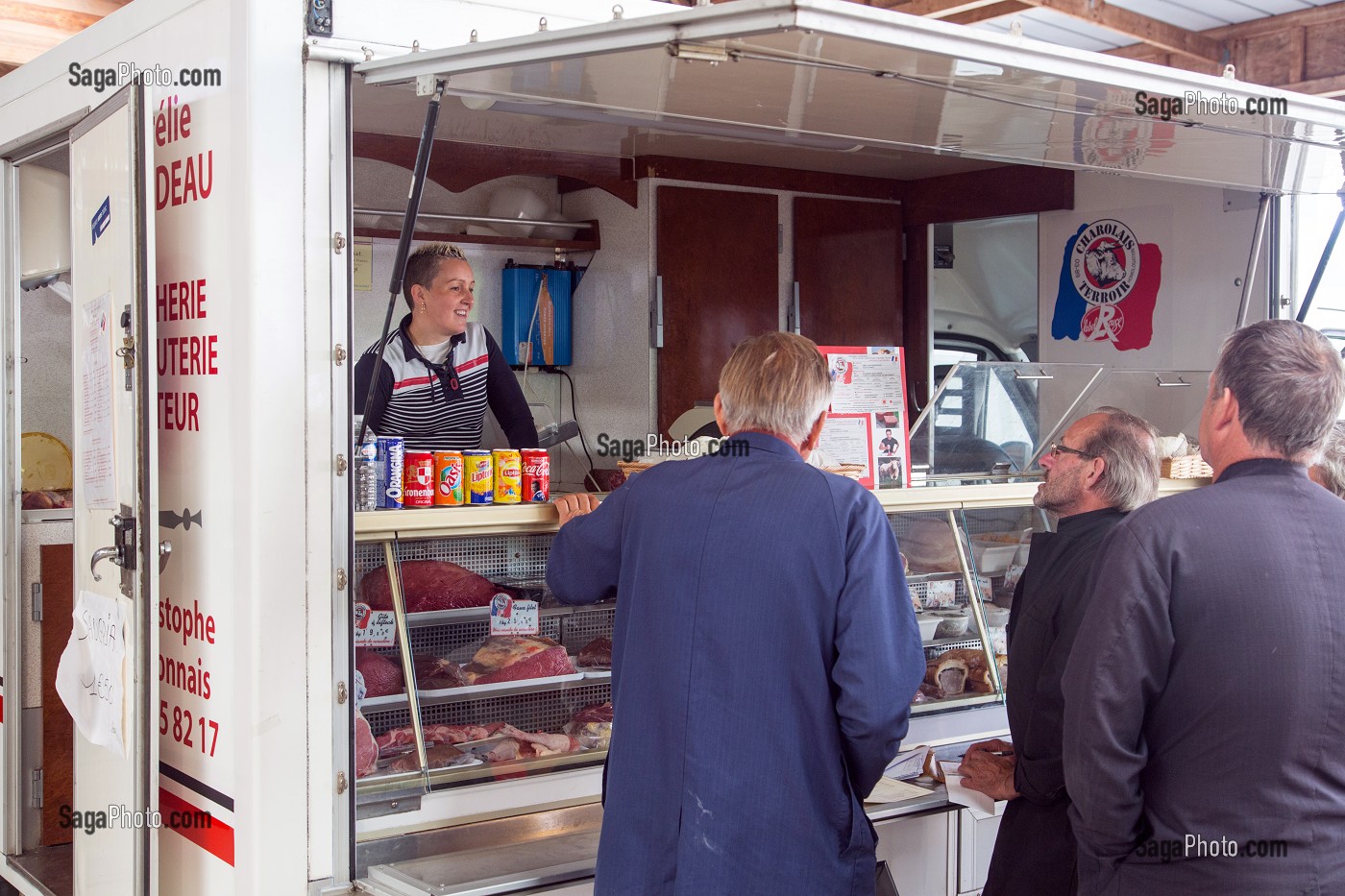 AURELIE, BOUCHER COMMERCANT DANS SON CAMION AVEC LES ELEVEURS DE CHAROLAIS, MARCHE DE SAINT-CHRISTOPHE-EN-BRIONNAIS (71), FRANCE 