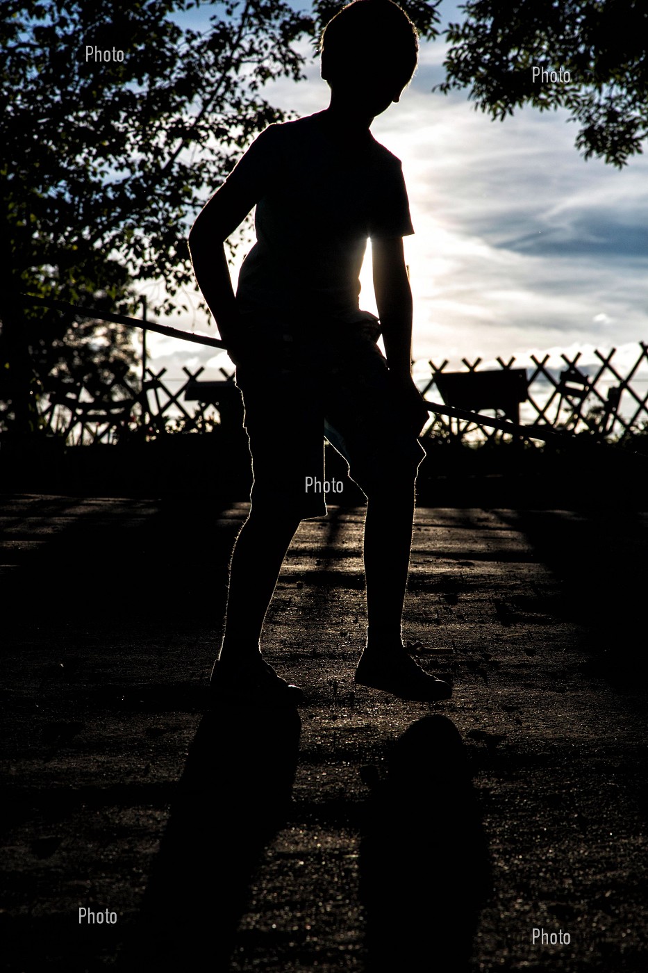 ENFANT EN OMBRE CHINOISE AVEC UN BATON, MOULIN DE VAUX, NOCHIZE (71), FRANCE 