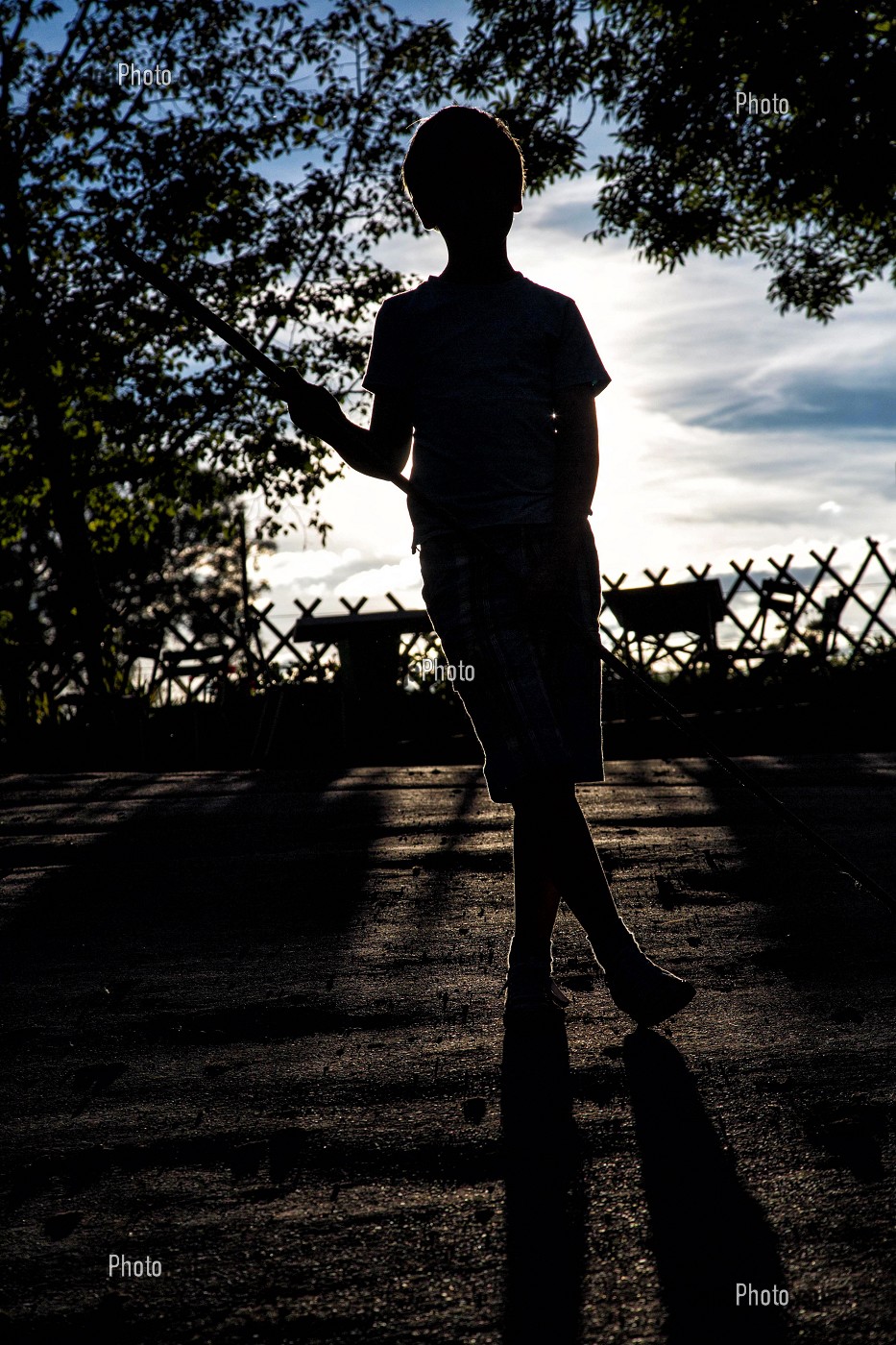 ENFANT EN OMBRE CHINOISE AVEC UN BATON, MOULIN DE VAUX, NOCHIZE (71), FRANCE 
