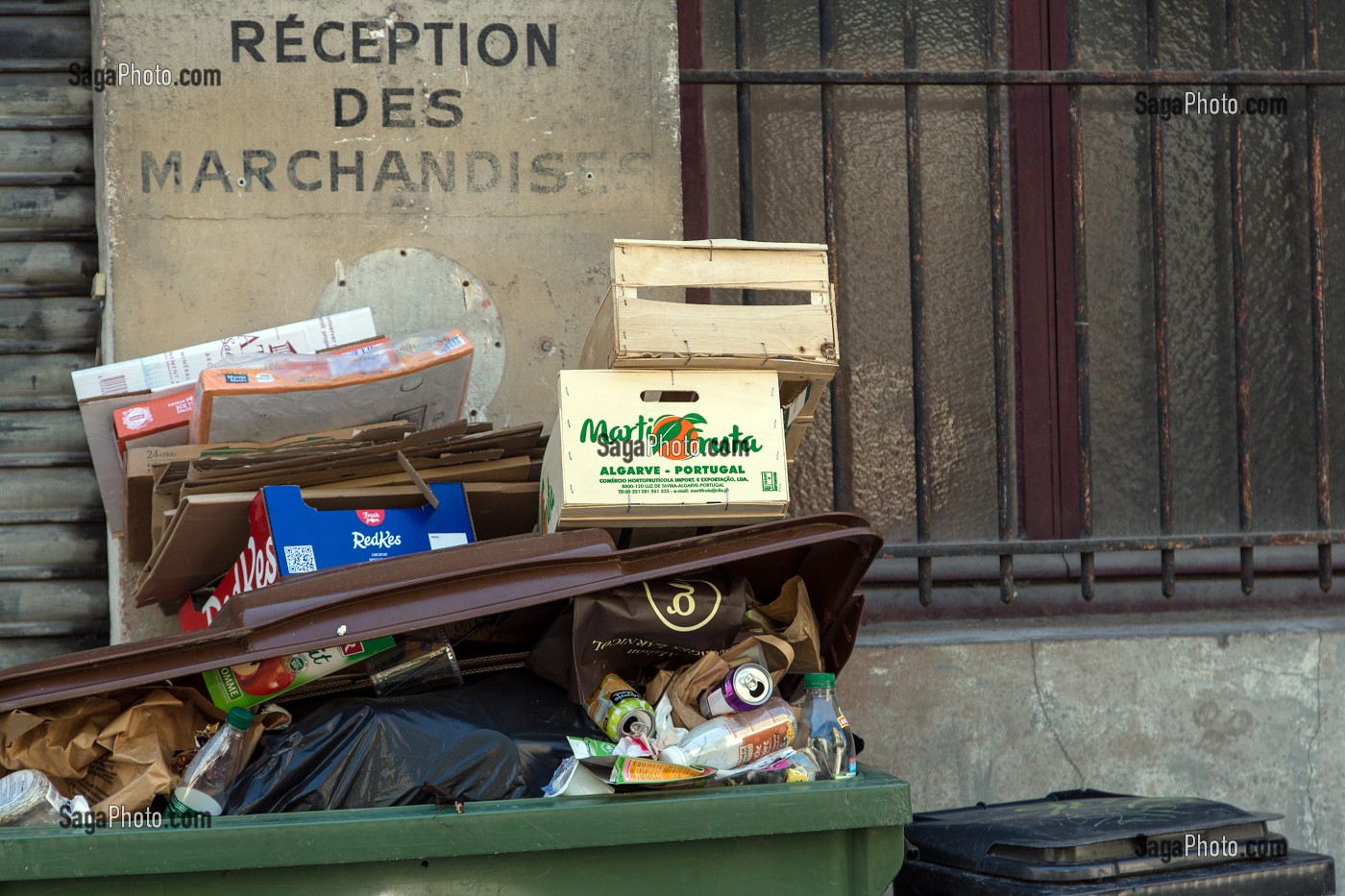 POUBELLES PLEINES DEVANT UNE LIVRAISON, RECEPTION DE MARCHANDISES, VILLE DE BORDEAUX, GIRONDE (33), FRANCE 