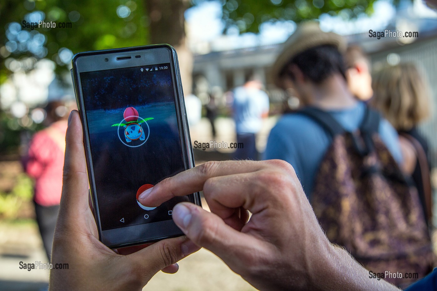 RASSEMBLEMENT DE JOUEURS DE POKEMON GO, POKE STOP, JARDIN PUBLIC, VILLE DE BORDEAUX, GIRONDE (33), FRANCE 