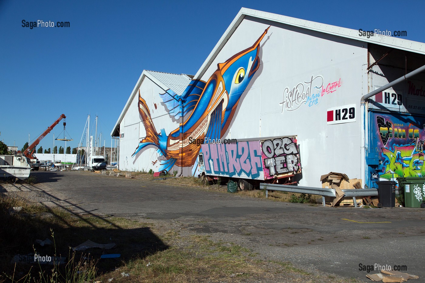 TAGS ET GRAFFITIS SUR LES ANCIENS ENTREPOTS DES BASSINS A FLOT, QUARTIER DU BATACLAN, VILLE DE BORDEAUX, GIRONDE (33), FRANCE 