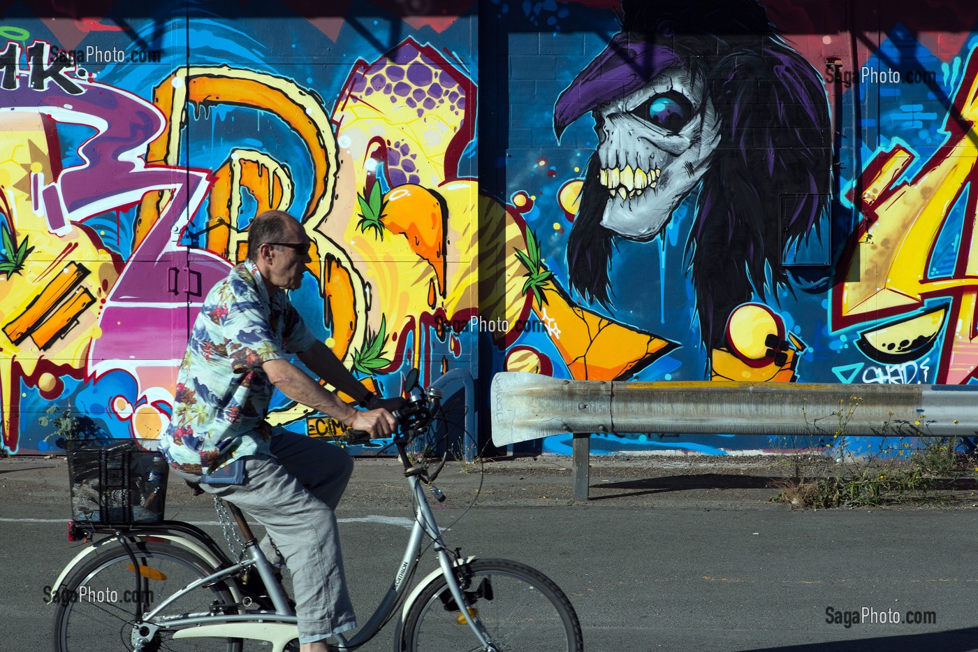 TAGS ET GRAFFITIS SUR LES ANCIENS ENTREPOTS DES BASSINS A FLOT, QUARTIER DU BATACLAN, VILLE DE BORDEAUX, GIRONDE (33), FRANCE 