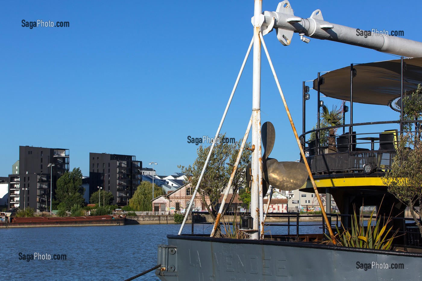 BATEAUX RESTAURANT ET NOUVEAUX IMMEUBLES CONSTRUITS LE LONG DES BASSINS A FLOT, QUARTIER DU BATACLAN, VILLE DE BORDEAUX, GIRONDE (33), FRANCE 